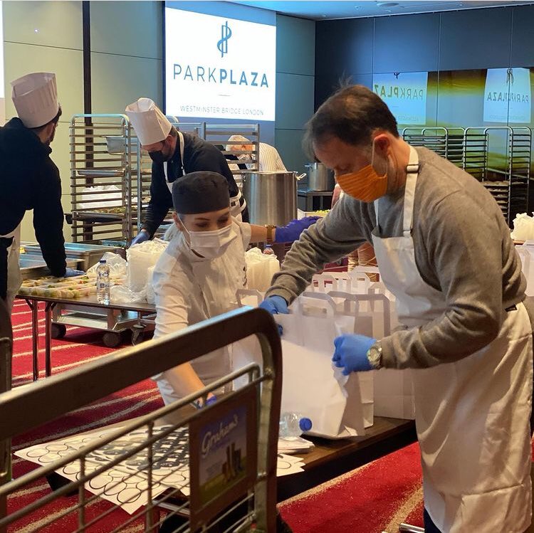 LocaleSouthbank's tweet photo. Being closed is no excuse not to work.  Today I joined the incredible @ibrahimdogus to help produce 2000 meals for local food banks and the homeless.  Thank you Ibrahim &amp; @parkplazawestminster for pulling it together!  Sad to be closed but so proud of our industry. #charity https://t.co/1rTox4DMWP