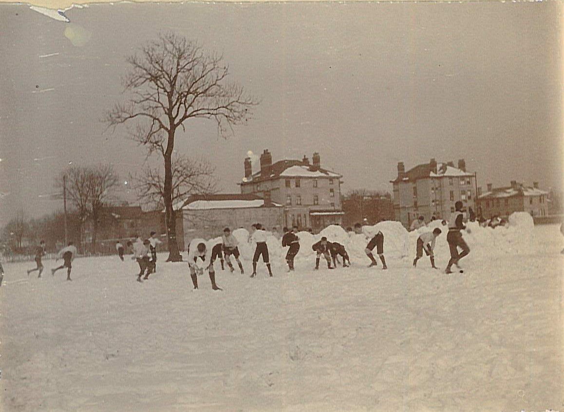 OldDecanians's tweet photo. A scene from the 1890s #FromtheArchive.
Nothing like a good snowball fight during a #SchoolWinter. Somethings never change! @SchoolArchives1 https://t.co/wjo6h1Y0Ey