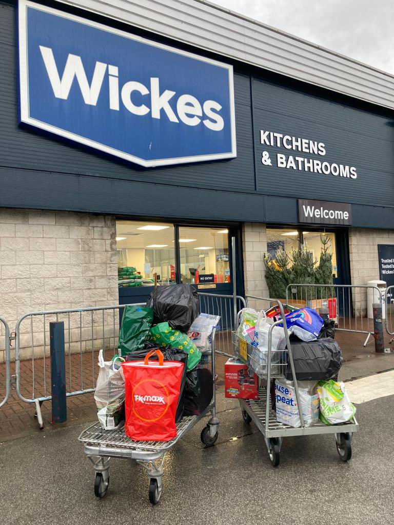 @TU_MissionXmas drop off complete @Wickes Thank you to my amazing colleagues @CrownOil & @Crown_Energy 👏🏻👏🏻👏🏻👏🏻