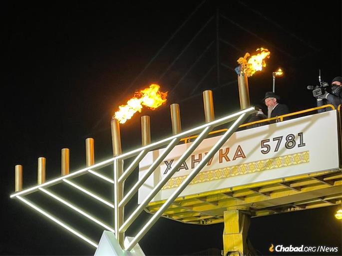 Chief Rabbi of Russia Berel Lazar lights the menorah in Moscow. Moscow, Russia Read More:  https://www.chabad.org/news/article_cdo/aid/4972146/jewish/Let-There-Be-Light-First-Night-of-Hanukkah-2020-in-Photos.htm#utm_source=twitter&utm_medium=social&utm_campaign=tw_en