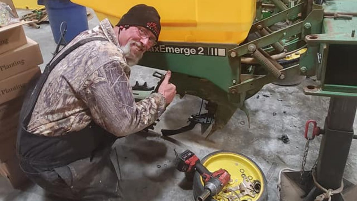 VantageMidsouth's tweet image. The guys are doing a @PrecisionPlant vDrive upgrade today &amp;amp; refreshing some maintenance parts. We're breathing fresh air into this baby! Holler at us if you need an upgrade or if you're just needing planter maintenance parts. #precisionfarming #precisionagriculture #agriculture