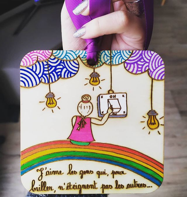 Maicresse's tweet photo. Demain midi, c'est Secret Santa entre collègues...
Voici ma petite fabrication sur bois : j'ai dessiné, mon graveur a reproduit mon dessin sur du bambou et j'ai colorié avec des Posca.
#teamcycle2 #teamcycle3 #vismaviedinstit #maîtresse #cp #ce1 #teampe #instape #cm1cm2 https://t.co/KxfB4YJr1M