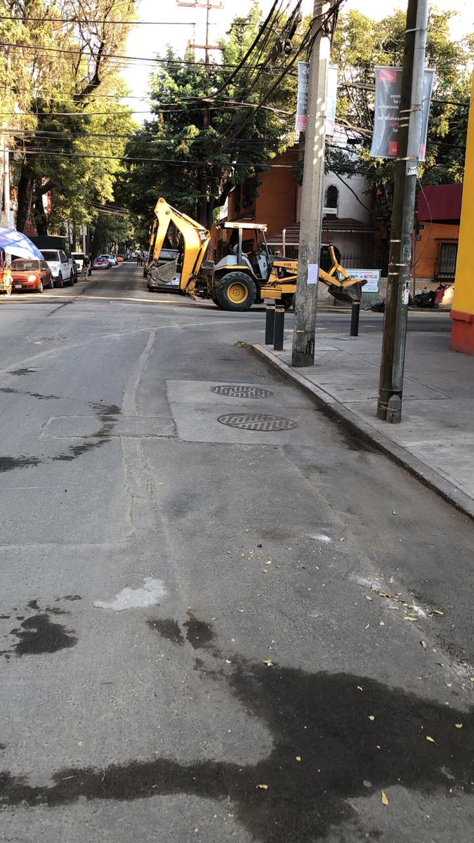 <a href="/BJcomunidaad/">Vecinos BJ</a> Acude al lugar Policía de #TránsitoGCDMX a retirar enseres en vía publica, así mismo se implementa dispositivo para liberar la vialidad.