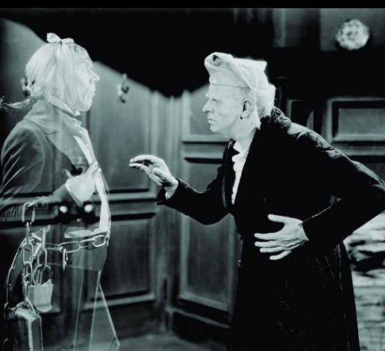ClassicMovieHub's tweet photo. A Christmas Carol starring Reginald Owen as Scrooge was released in the US 82 years ago today on Dec 16, 1938...  
#FunFact - This is the only film that Gene Lockhart appeared with his wife Kathleen Lockhart and daughter June Lockhart... https://t.co/IL53dGJJMa