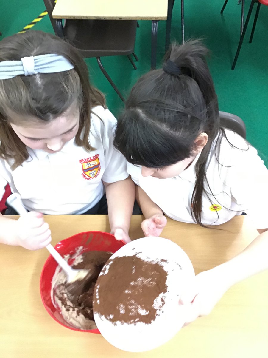Broadlands_hfds's tweet photo. Year 4 have enjoyed doing cooking as part of our food topic today. We made chocolate crispie cakes, chocolate and jelly bean bark and chocolate brownies. We look forward to decorating them tomorrow with Christmas themes and other tasting them 😊. #BLANDStopic #BLANDSdt https://t.co/IyQmI636PY