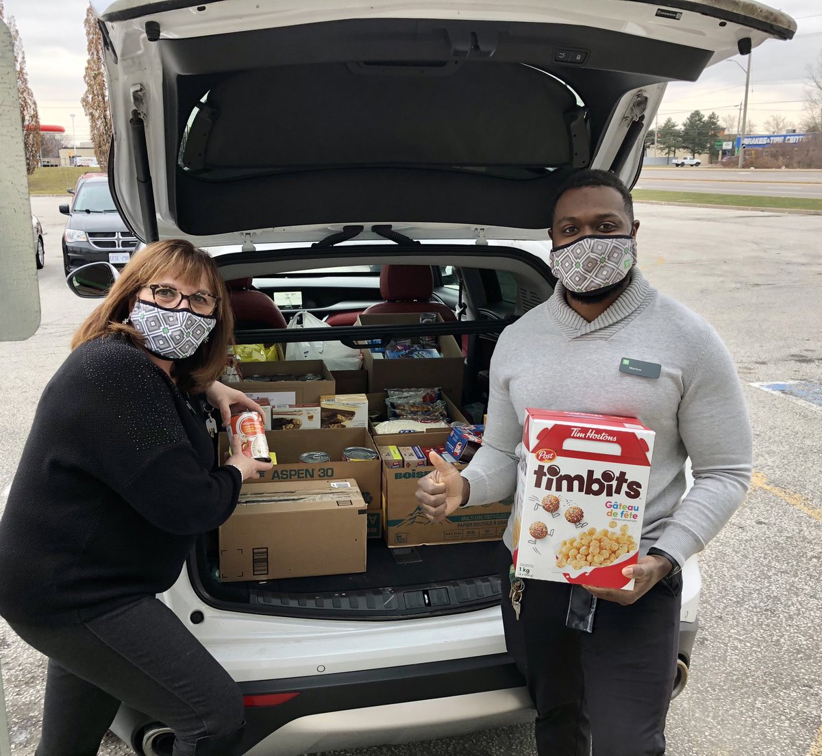 LauzonParkway team giving back to our community #cangooddrive #foodbank <a href="/TaraLynnH_TD/">Tara-Lynn Hughes</a> <a href="/UHC_/">UHC - Hub of Opportunities</a> <a href="/EricGriggs_TD/">Eric Griggs</a>