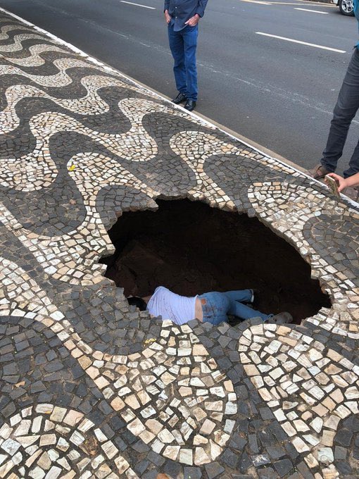 E a menina que estava esperando pra atravessa e Ă© CHAO ABRIU!?
NĂŁo Ă© fĂĄcil pra Ngm https://t.co/8U7ik0rQ9e