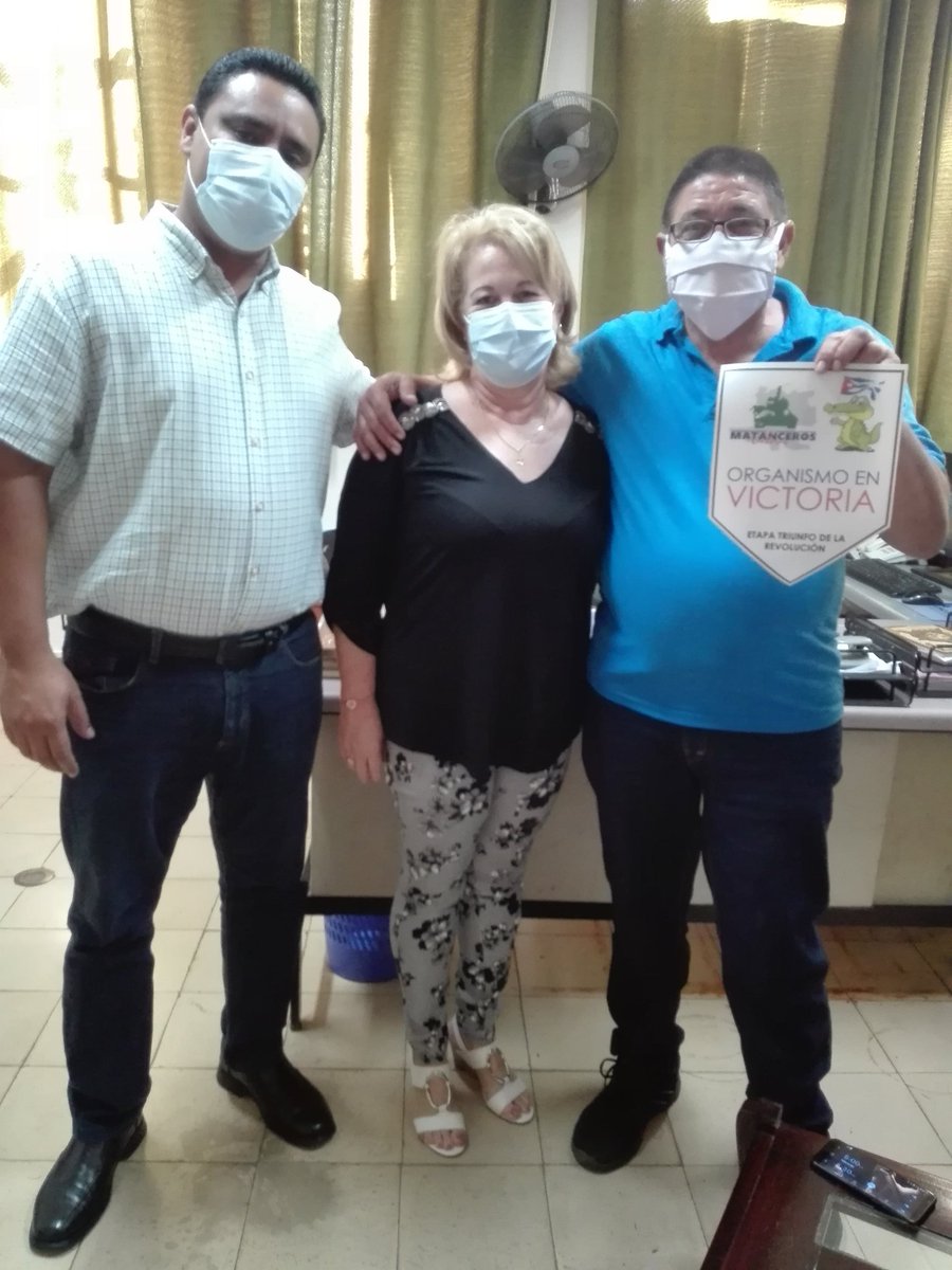 Visita la Ing Teresita Rodriguez, Vice Presidenta Primera de <a href="/Biocubafarma/">BioCubaFarma</a> a la @Emcomed. En la Drogueria matanzas intercambiando tarea ordenamiento. Por amor a la Patria.