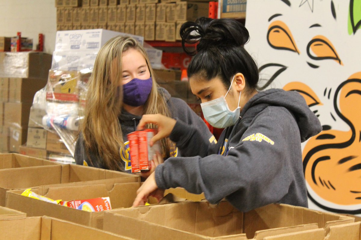 KCVISAC's tweet image. Kenner staff and students volunteering at Food Share. Way to go!