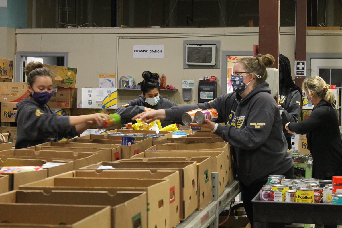 KCVISAC's tweet image. Kenner staff and students helping hands at Kawartha Food Share!