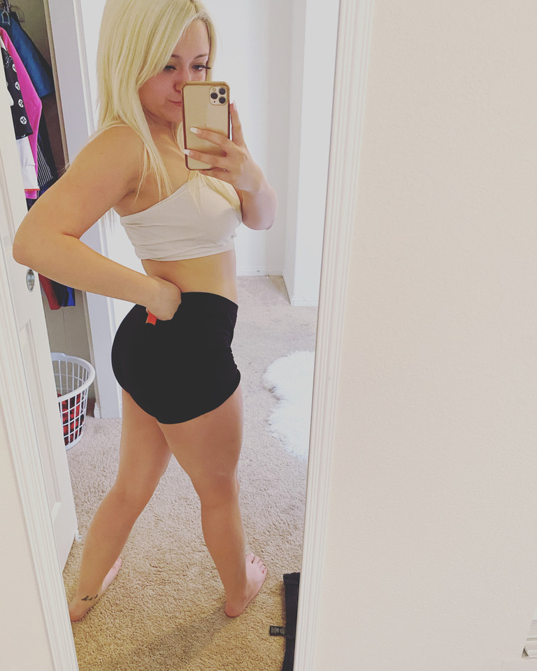 Someone come cum on this pretty face 😉😉😉 https://t.co/aukTtIwJB7