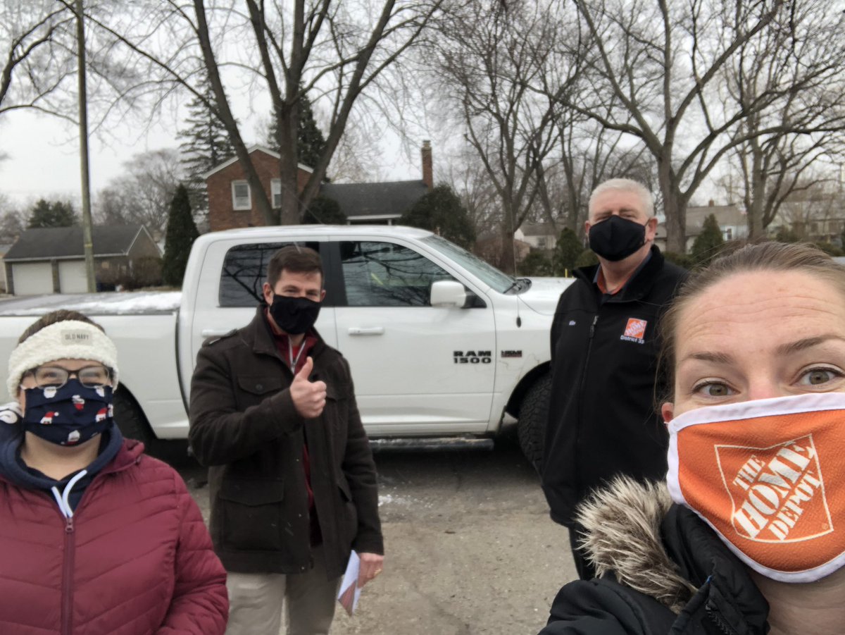 HollinsHeather's tweet photo. Love delivering our adopt-a-family gifts!! 🥰 @JennywoodHD @XKerrigan @Scott_Nappi @HouleHeather @JaredReeceTHD https://t.co/gxswnDf8i7