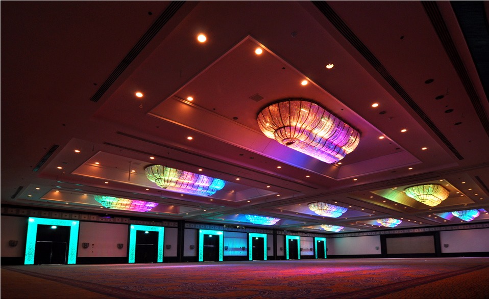 Динамическое освещение площадки. Динамическое освещение fabric. Динамическое освещение fabric. Акцентное освещение в архитектуре. Концертные световые приборы.