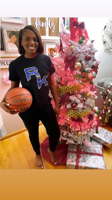 RufusKingGBB's tweet photo. Happy Holidays from our Junior class: Lexi Young, Anyia White and Morgan Pulliam🎄💙💛🎁 https://t.co/V6C9wGtUiC
