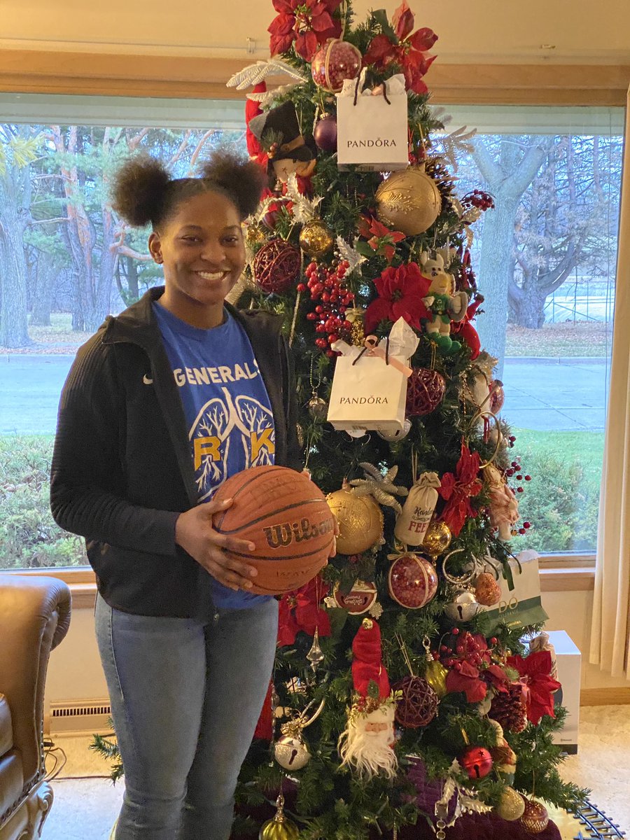 RufusKingGBB's tweet photo. Happy Holidays from our Junior class: Lexi Young, Anyia White and Morgan Pulliam🎄💙💛🎁 https://t.co/V6C9wGtUiC