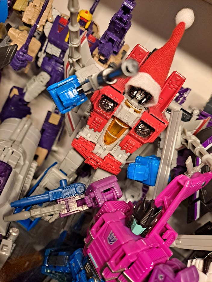 spiderbob007's tweet photo. @TFsource Santa has fallen!! I, Starscream now rule the #12daysoftfsourcemas https://t.co/DLEy5q5UeC