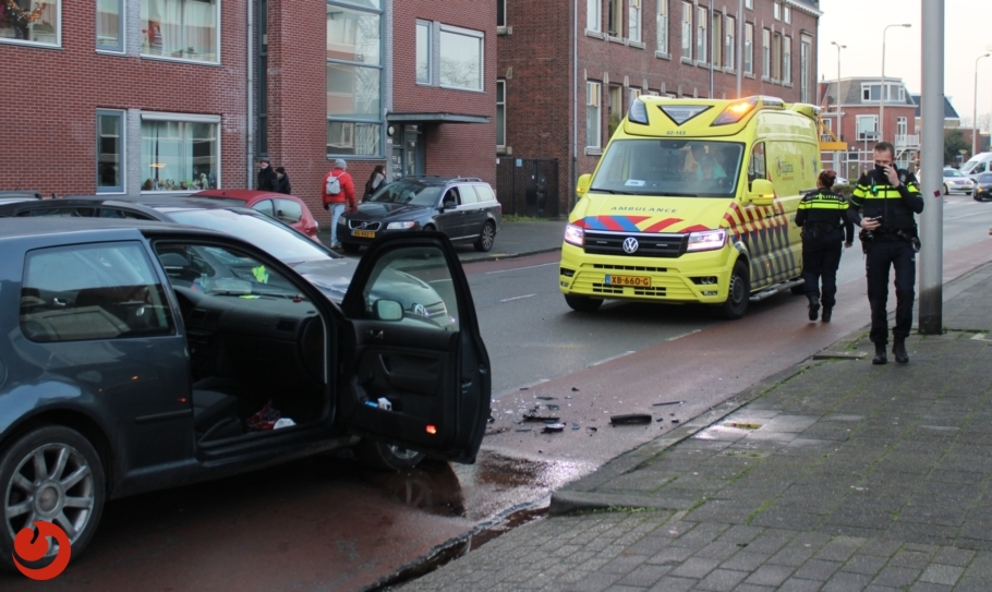 Gewonde bij aanrijding met twee auto's - LEEUWARDEN – Een persoon is woensdagmiddag gewond geraakt bij een aanrijding tussen twee auto's op de Bleeklaan. Het ongeval... -..