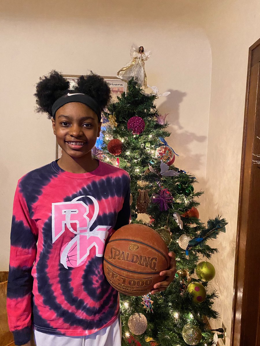 RufusKingGBB's tweet photo. Happy holidays from the sophomores! Lauren Hunt and Imani Warren 💙🎄💛🎊🎁 https://t.co/6kSqQjULrd