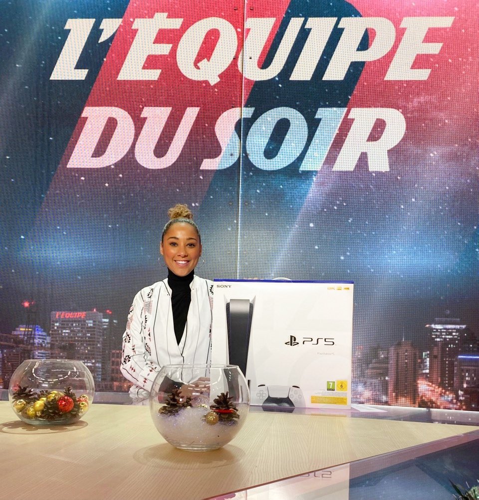 🎁CADEAU J-2🎁

C'est Noël avant l'heure sur 🎅

VENDREDI, ON VOUS OFFRE UNE PS5 !!! 🎮😍

Pour la gagner, RT + FOLLOW <a href="/lequipedusoir/">L'Équipe du soir</a>, et suivez bien le JT EXPRESS de <a href="/vsainsily/">Virginie Sainsily</a> pour récolter les indices pour découvrir le joueur mystère 👌

#PS5 #PlayHasNoLimits #EDS