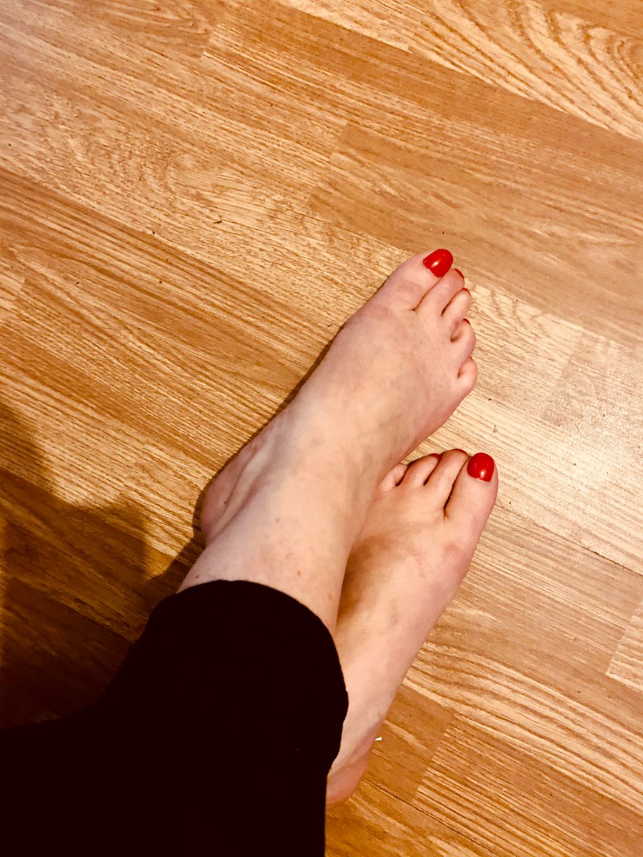Fabiamariacerra's tweet photo. Had a lovely #gelpolish #pedicure today 🦶💅🏻🔴 #redtoepolish #selfcare https://t.co/GRqoyDoW5y
