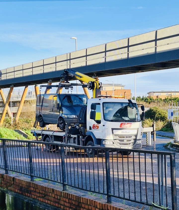 MPSHavering's tweet image. Good results for #OpCubo today with 109 vehicles stopped. 20 people searched, 10 tickets issued  for speeding &amp;amp; no insurance. Drugs were found and 3 vehicles were seized! #stthavering @MPSRTPC @MPSSpecials