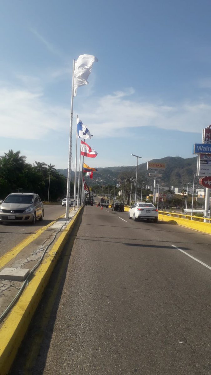 ProturGuerrero's tweet photo. Como parte del mantenimiento de imagen turística del Bulevar de Las Naciones en la Zona Diamante de Acapulco, personal operativo de #Protur, continúan con el cambio de banderas nuevas, para darle vista y figura a la entrada principal al puerto, vía el aeropuerto internacional. https://t.co/APzI8ylGh6