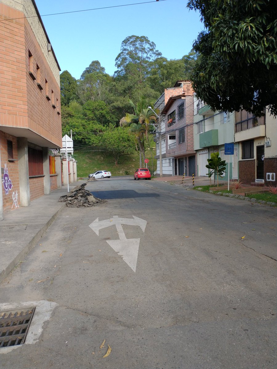 En días anteriores reportamos el mal estado de esta vía, hoy nos reportan que ya están en arreglos. Gracias a la <a href="/AlcaldiadeMed/">Alcaldía de Medellín</a> <a href="/NataliaUrregoA/">Natalia Urrego Arias</a> y a quiénes realizan esta gestión.
