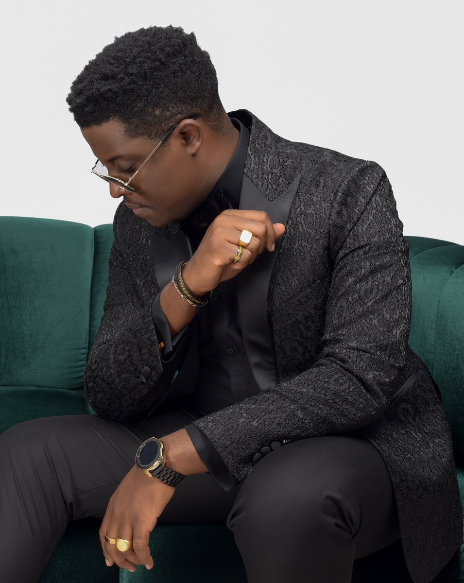 officialseyiawo's tweet photo. What did you hear about “Men in Black” ?
You say I'm wearing too much black, but all I hear is I look great 😁

PS- @ambabespoke ‘s Black Suits me 😉 

#Black #Bold #Big #Sucrepapito #Blackman #black #blackmanstyle #model #actor #global #African #africanyouth https://t.co/N9XPG0huzS