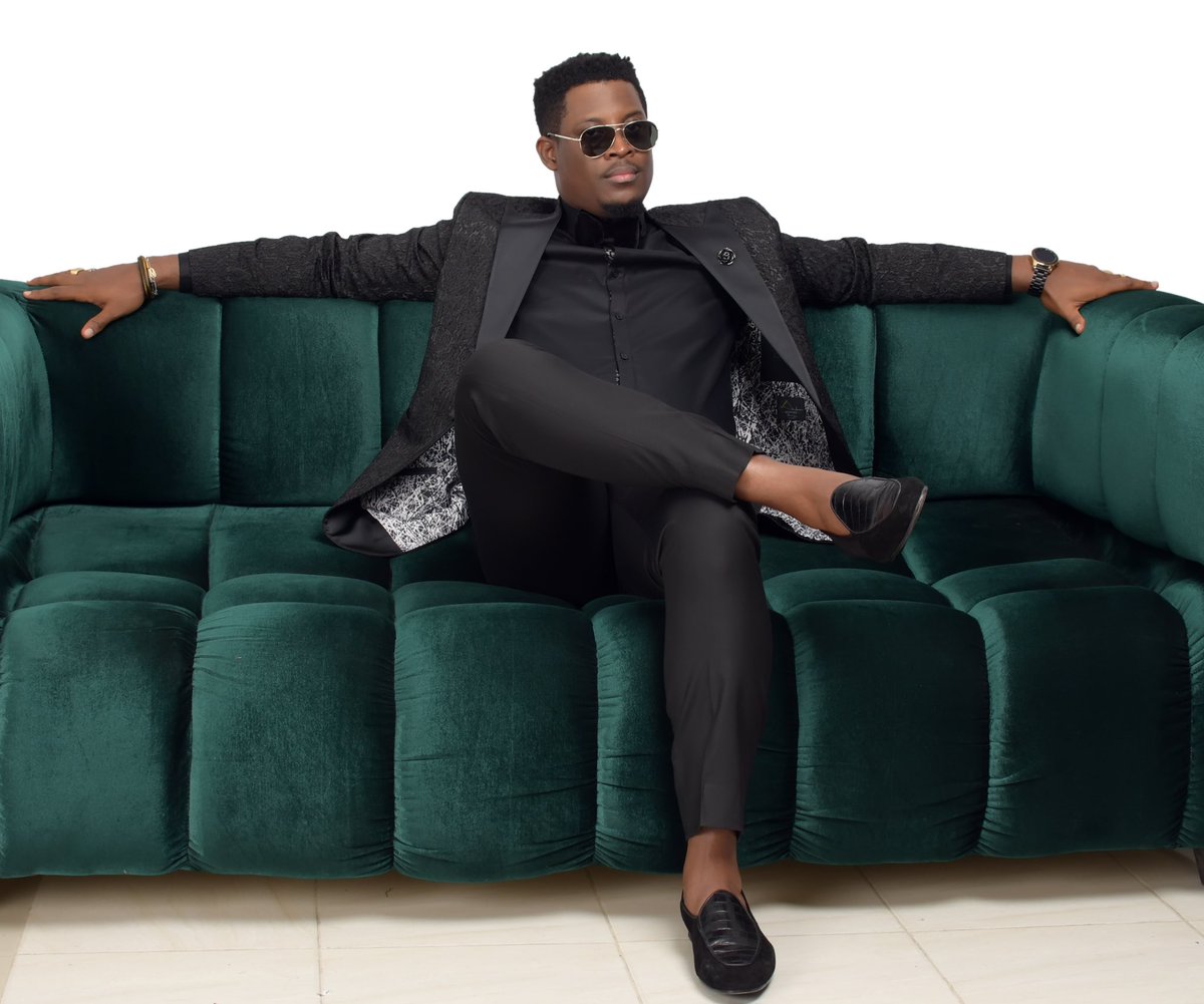 officialseyiawo's tweet photo. What did you hear about “Men in Black” ?
You say I'm wearing too much black, but all I hear is I look great 😁

PS- @ambabespoke ‘s Black Suits me 😉 

#Black #Bold #Big #Sucrepapito #Blackman #black #blackmanstyle #model #actor #global #African #africanyouth https://t.co/N9XPG0huzS