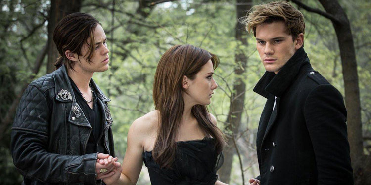 Fallen_Italia's tweet photo. Ancora non capisco come questioni sicuramente di puro marketing siano riusciti a trasformare #Fallen in un triangolo amoroso per imitare Twilight... 😭 https://t.co/saDgJEJPuW
