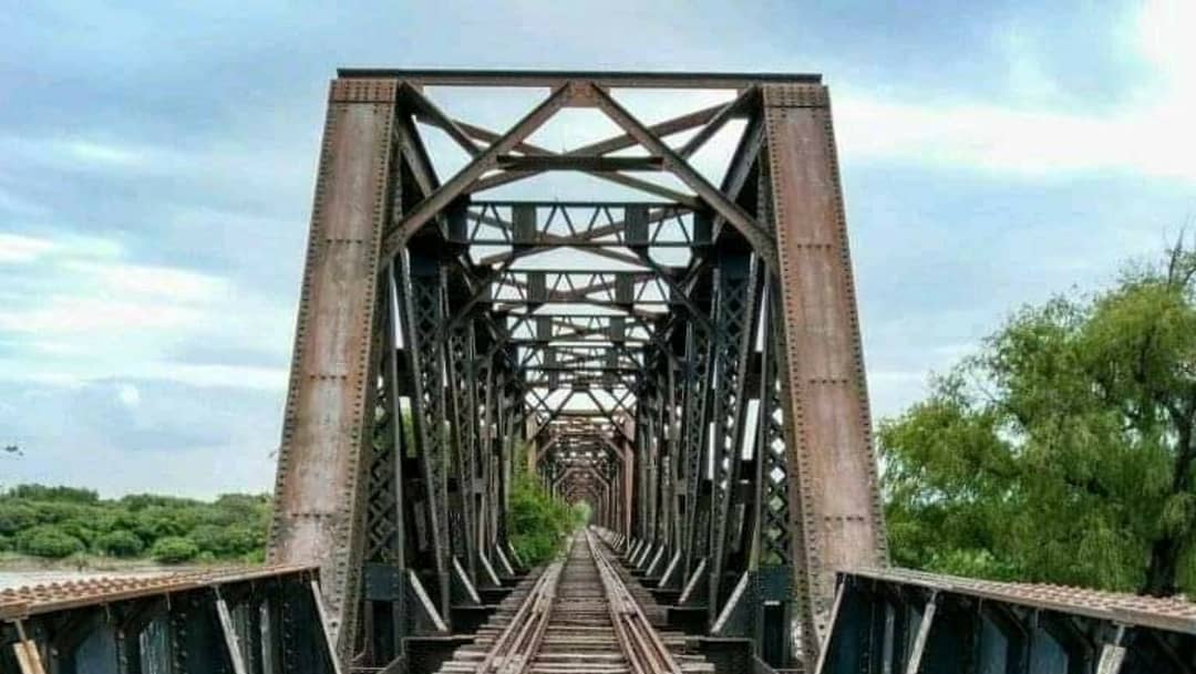 SantiagoTur1's tweet photo. Puente La Dormida , en el departamento Loreto. Uno de tantos hermosos lugares con los que cuenta nuestro querido Santiago 🌆 https://t.co/0uYwhVO4tS