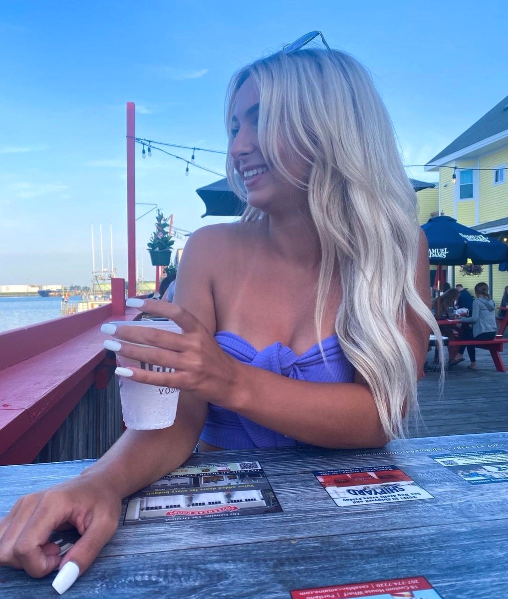 MonicaaRHall's tweet photo. just happy to be here #shoutout #cocktails #vodka https://t.co/rfsNzzamnG