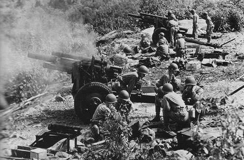 Back to 916 & excellent arty fire of 107/108th Field Artillery Btls, aided by good OPs, kept the Volksgrenadiere pinned to the river in front of I/L coys. Rudder’s men had held their positions vs a superior foe, yet he was aware of the vulnerability of the situation. 19)