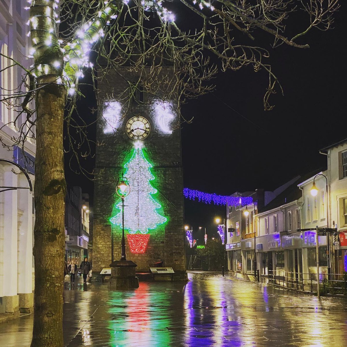 Framesandboxes's tweet photo. That’s a wrap for late night shopping folks! Thanks everyone who came by this evening.

Town was looking lush on our way home. Not all towns have been able to put their lights up this year so we feel lucky to have the high street lit up like this ...thank you Newton Abbot!! 🎄✨ https://t.co/T2FUXq0tnt