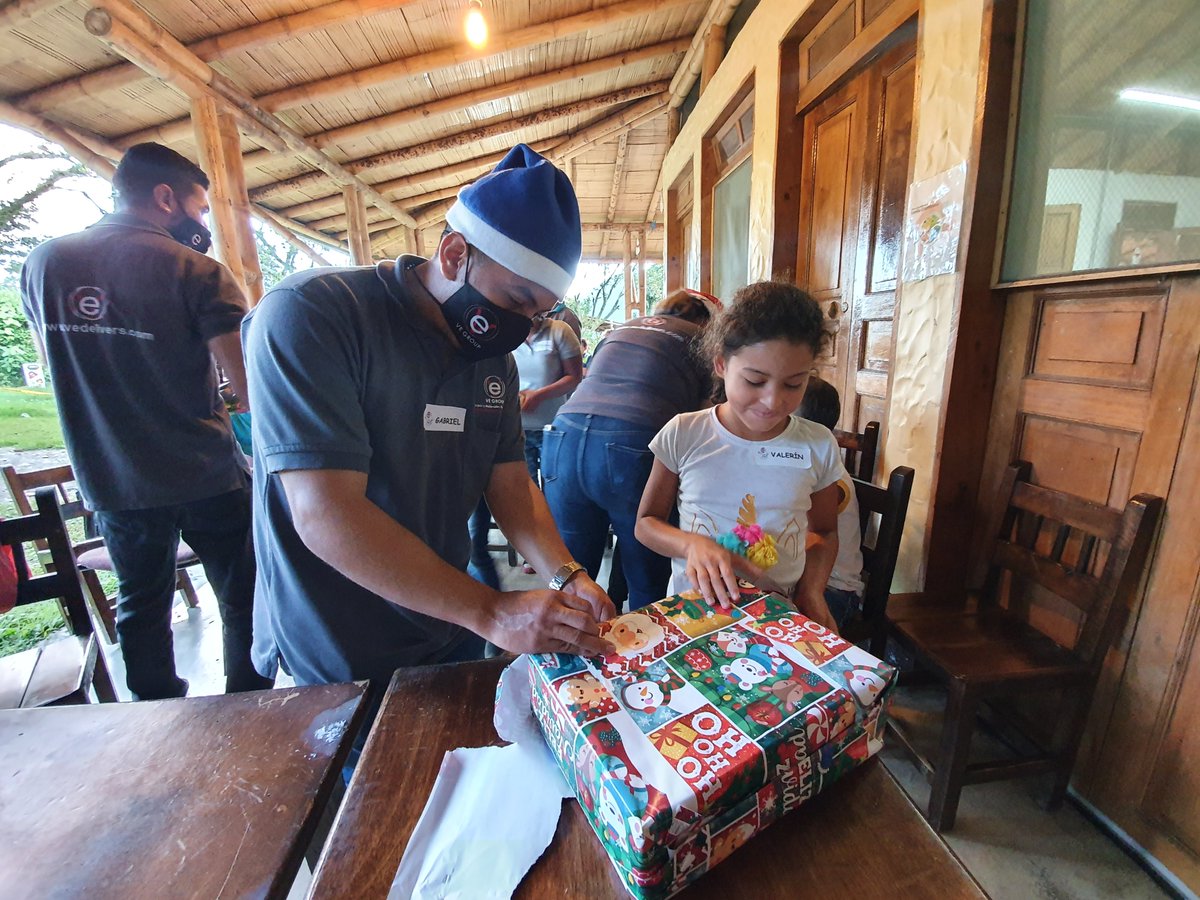 VeGroup_Co's tweet photo. Todo nuestro Grupo Humano de la Sede de Medellín, pasó una jornada de recreación, obsequios y dotación para estos niños. Pudimos entregarles además de sus obsequios de Navidad, colchones nuevos y una moderna sala de cómputo para que puedan estar conectados con el mundo. https://t.co/7yyyqEovgL