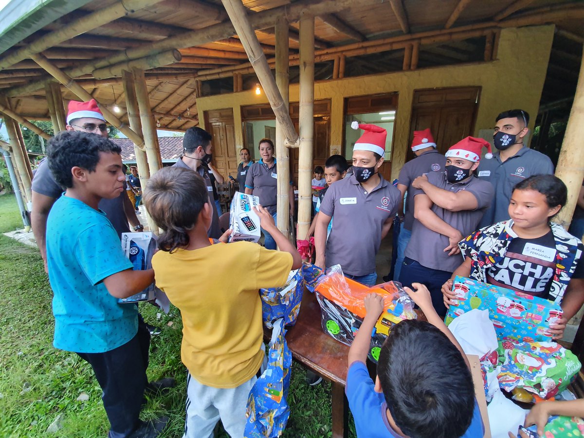 VeGroup_Co's tweet photo. Todo nuestro Grupo Humano de la Sede de Medellín, pasó una jornada de recreación, obsequios y dotación para estos niños. Pudimos entregarles además de sus obsequios de Navidad, colchones nuevos y una moderna sala de cómputo para que puedan estar conectados con el mundo. https://t.co/7yyyqEovgL