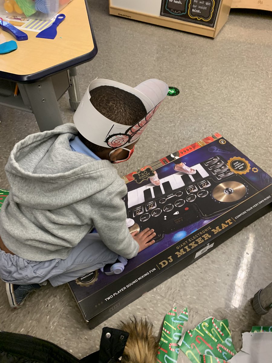 JDean2183's tweet photo. So thankful to @seyfarthshawLLP and @SeyfarthGiving for making today’s virtual visit to the North Pole magical!! Thank you @l_almon for always going above and beyond for us! @ps483matilda @cristinevaughan @mariacioffi12 @SamYoung610 @District11BX https://t.co/8Dxvs66gag