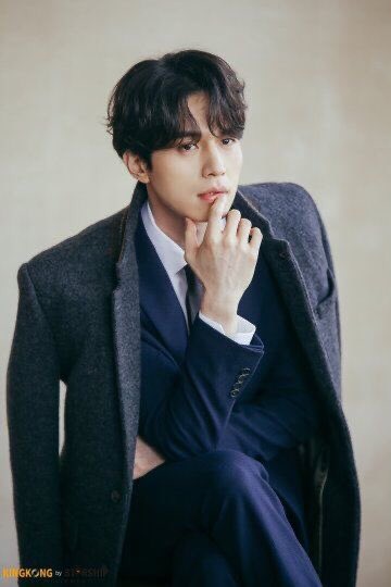 LuizaAkemi's tweet photo. Eu não gosto de homens mais velhos mas eu pagaria pra ser sugar baby do Lee Dong Wook, com todo o respeito. https://t.co/Wx6jmdXpKv
