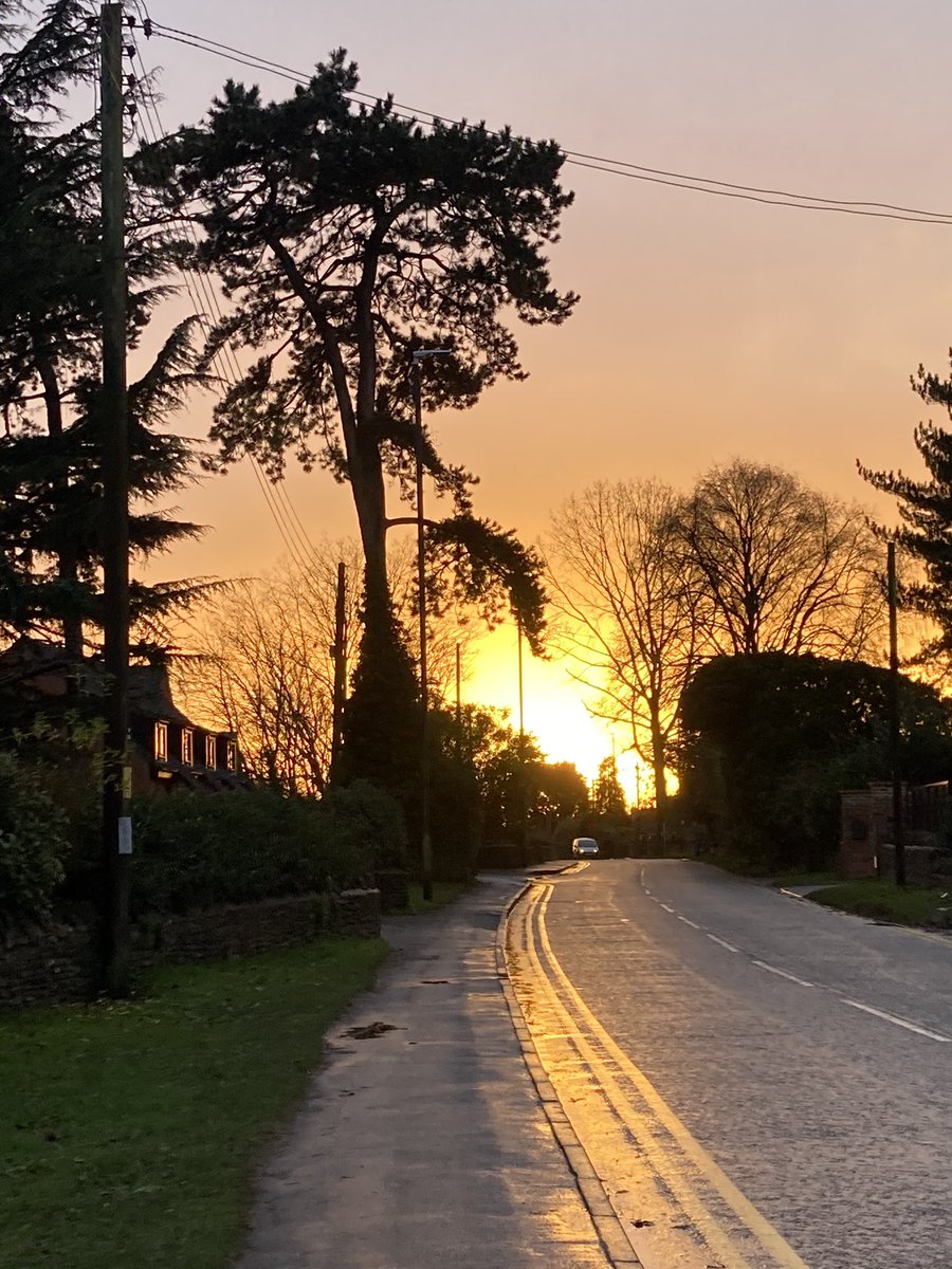NinaStonelake's tweet photo. Day 16 of #Virtualglobalgames #adventstreak 🎄🎅⛄️
Loving my new @Ronhill_UK troos. This road didn’t look so lovely at 7am this morning in the driving rain. My legs were glowing in car headlights though ☔️🏃♀️✨
#Ronhill #RunEveryDay https://t.co/h5JAXDzM5l