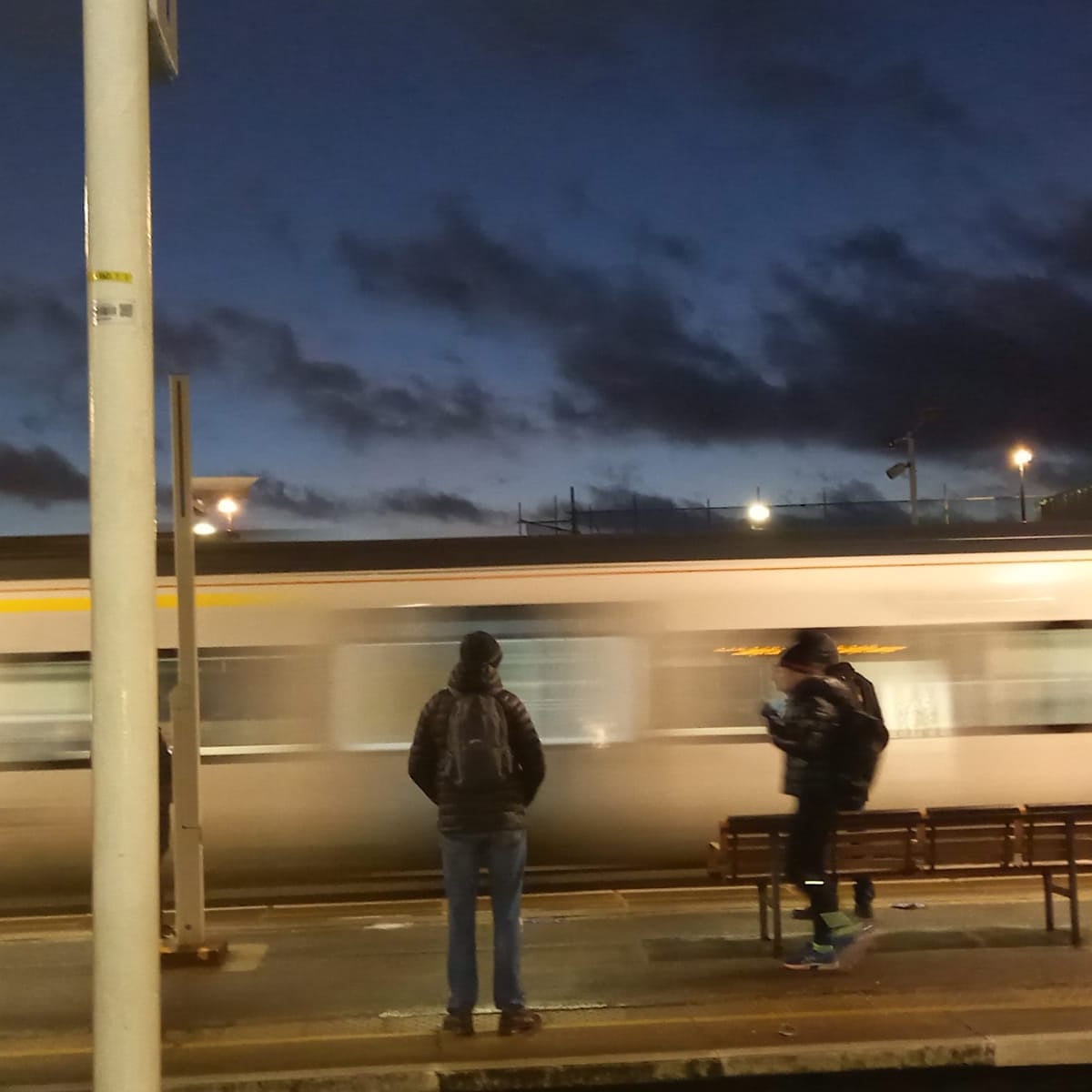 Capturing my 7am commute to break the monotony of rush hour.
#commuterlife #photography #trains #trainstation #rushhour #earlymorning #morningsky #decembersky #CreativityMatters