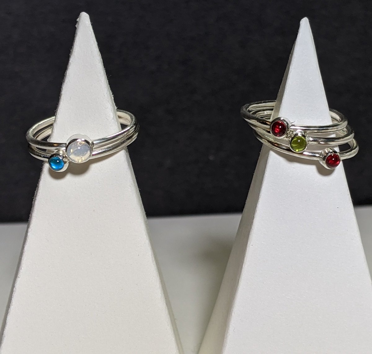 hcowart's tweet photo. Making these tasty stack rings. DM me if you want one or more. $20 + shipping
#handmade #handcrafted #stackrings #sterlingsilver #tinybeauties #rainbowcolors #sparkles #glass #fritballs #kaleidoscope https://t.co/g95JlC3UBz
