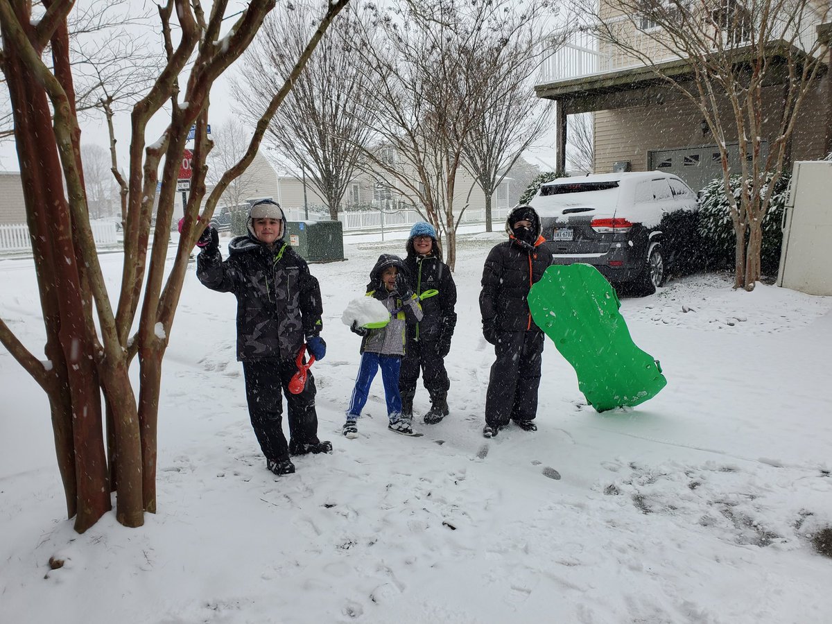 ehinva's tweet photo. 1st snow of the season! @LCPSLiberty  #LibertyTogether https://t.co/E9zjWVINMA