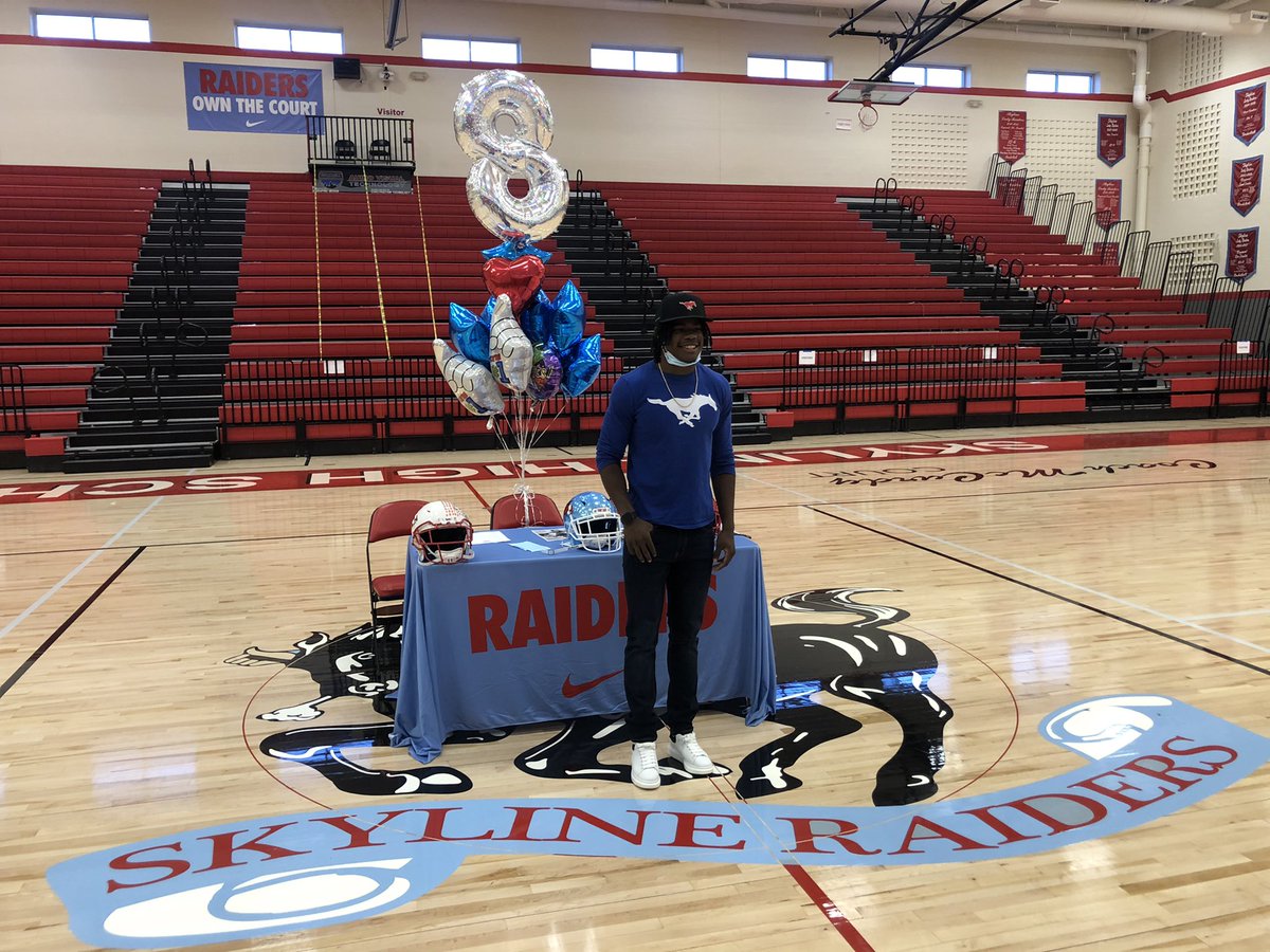 SKYLINEfb's tweet photo. Congrats to @it_zaay on signing with @SMU_Football this morning. True definition of a student-athlete. #SkylineFB #PonyUpDallas #TraditionNeverGraduates https://t.co/CmXiDNvEq1