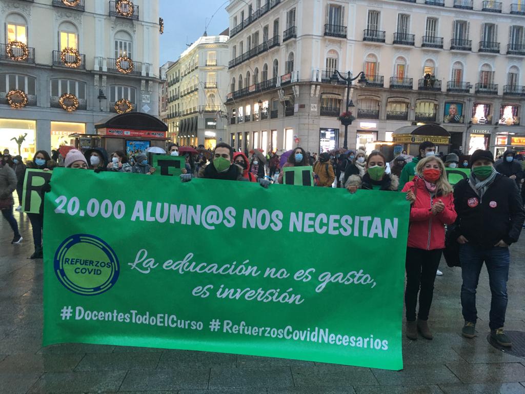 ugt_educamadrid's tweet photo. En la Puerta del Sol apoyando a los #RefuerzosCovid para que se queden hasta, al menos, fin de curso y se conviertan en el próximo en plantilla estructural. Son imprescindibles 
#NoTeVayasProfe https://t.co/cplbwB7DuY
