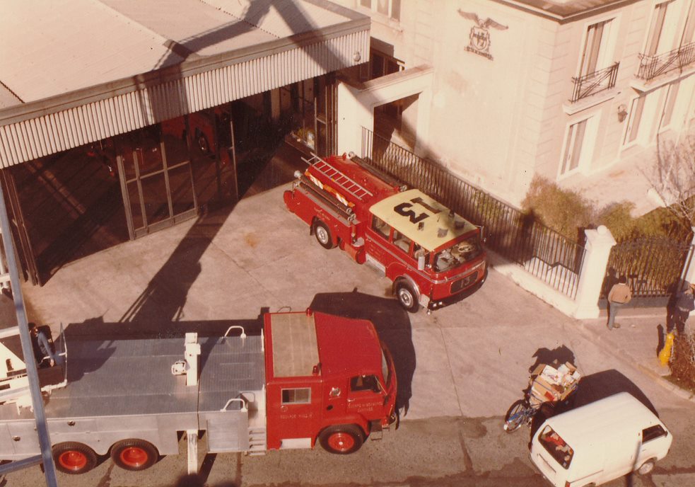 13Providencia's tweet photo. El paso de tiempo me ha entregado diferentes compañeros, hasta el año 89´ fue la Berliet, entre el 90´ y el 2008 la Grumman y actualmente me encuentro con las E-one. #DespedidaMx13 @cbsantiago https://t.co/WQIcumfFw3