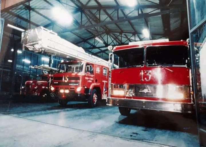 13Providencia's tweet photo. El paso de tiempo me ha entregado diferentes compañeros, hasta el año 89´ fue la Berliet, entre el 90´ y el 2008 la Grumman y actualmente me encuentro con las E-one. #DespedidaMx13 @cbsantiago https://t.co/WQIcumfFw3