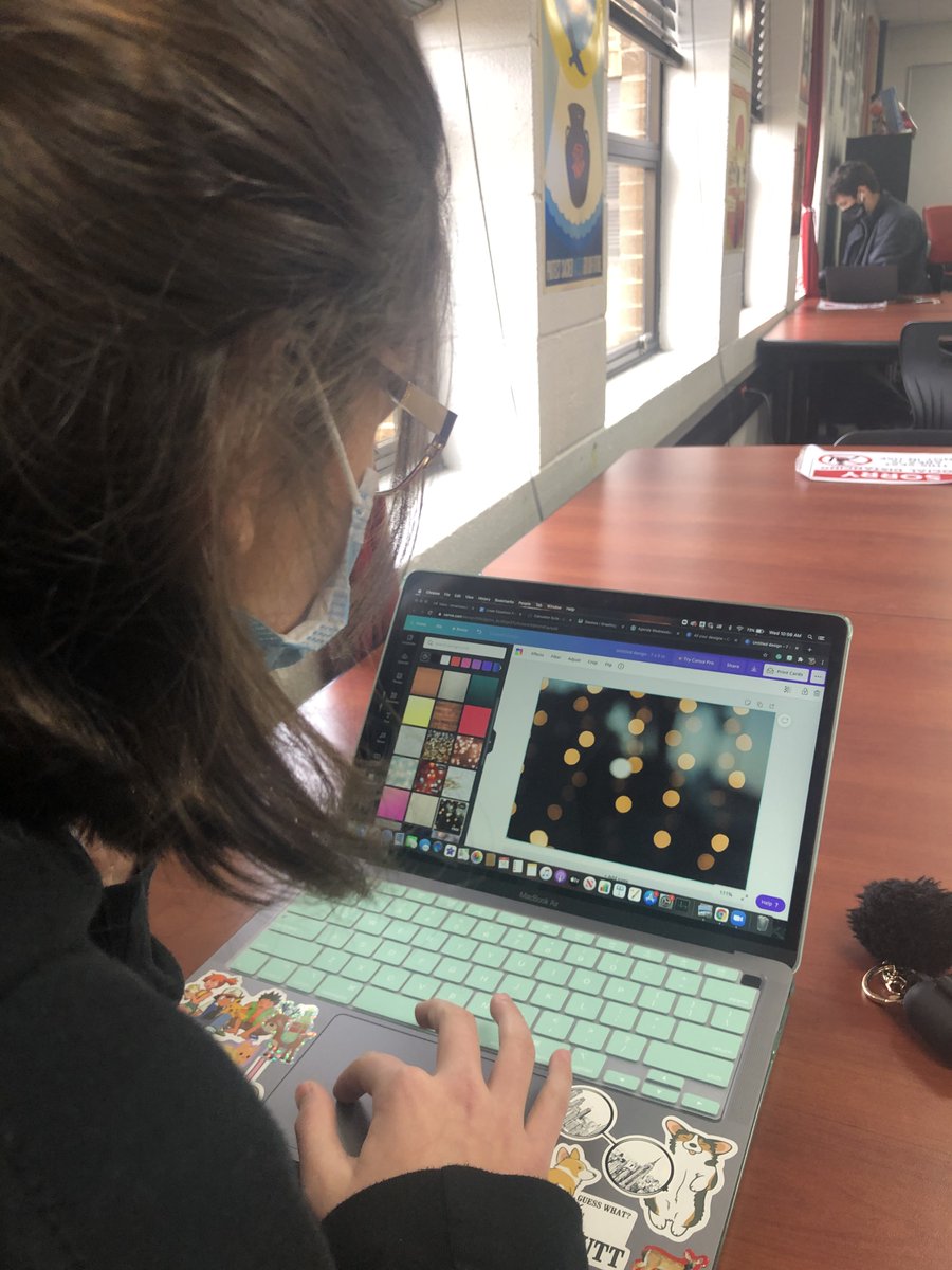 AmyC_NTHC's tweet photo. Working hard on digital cards for our online peers! #nthcHolidays #StaySafe @Bence_EDU @DigitalZruiz https://t.co/JlEO44XpgD