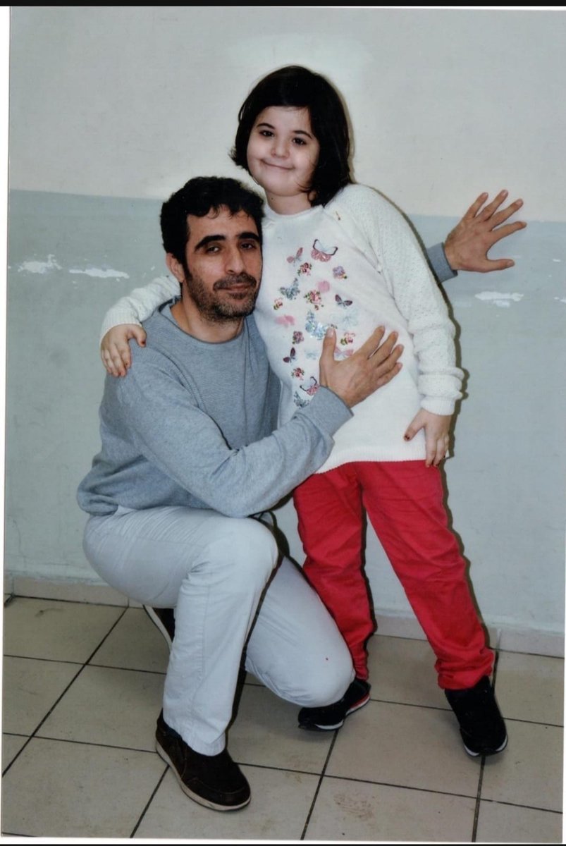PatrickJane02's tweet photo. MS-Patient Mustafa Özcan Çay, Silivri-Gefängnis

Er kann im Rollstuhl leben. Seine Hände und Arme bewegen sich unwillkürlich. Seine Augen können nicht mehr sehen. Er kann nicht einmal sein Bedürfnis befriedigen, auf die Toilette zu gehen. @RebHarms @hrw 

MustafaÖzcanÇay Yaşasın https://t.co/KmHVQe3Hi5
