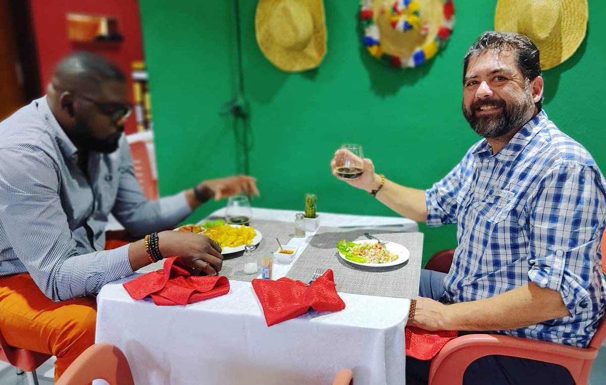 tacoshouse237's tweet photo. @tacoshouse237  un contraste entre un voyage de saveur et un acceuil qui vous fait vous sentir comme à la maison
Venez manger ou commandez et aux adresses
🔍 Bonapriso face bonadouma home
📞 659310795
⌚Ouvert de lundi à dimanche de 12h-22h

#afterwork 
#friends 
#tacostacostacos https://t.co/N10hXPdZ0k