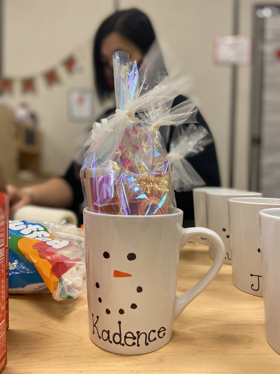 CansecoVanessa's tweet photo. Getting some hot cocoa ready for our sweet kiddos! Can’t wait to see our kids tomorrow. 🌲❤️HumbleISD_OE @HumbleISD_ESE #happyclassooms #distancelearning @iselacedillo18 https://t.co/mS430yHdFo